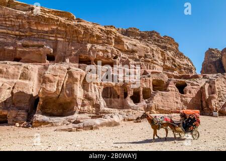 Petra, JORDANIEN - 30. JANUAR 2020: Gräber, die man beim gehen der Kulissen sehen konnte Strasse der Fassaden, waren Hunderte von Jahren entstanden. Petra komplexe Touristenattraktion, Haschemite Königreich Jordanien Stockfoto