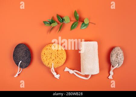 Verschiedene Arten von Null Abfall Schwämme für die Körperpflege. Konzept der umweltfreundliche Verbrauchsmaterialien für Self-care. Flach Stil. Stockfoto