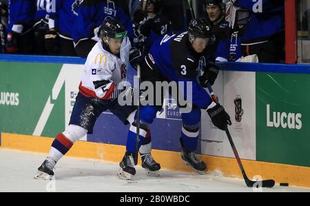 Der britische Ben Davies und der estnische Scott Macaulay hatten während der Olympia-Vorqualifikation in der Runde Drei in der Gruppe J in Der Motorpoint Arena in Nottingham gespielt. Stockfoto