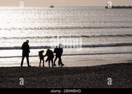 Weymouth, Dorset, Großbritannien. Februar 2020. Die Menschen steigen an einem bitterkalten Tag in Weymouth hell und früh aus. Kredit: Stuart frettwell/Alamy Live News Stockfoto