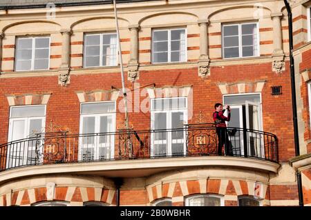 Weymouth, Dorset, Großbritannien. Februar 2020. Die Menschen steigen an einem bitterkalten Tag in Weymouth hell und früh aus. Kredit: Stuart frettwell/Alamy Live News Stockfoto