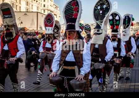 Moskau, Russland. Am 21. Februar 2020 Nehmen Menschen in ethnischen Kostümen und Schreckmasken namens Kukeri aus dem bulgarischen Dorf Stoletovo am Moskauer Maslenitsa-Festival 2020 Teil, das das Ende des Winters feiert und den Frühlingsanfang markiert, auf dem Maneschnaja-Platz im Zentrum Moskaus, Russland Stockfoto