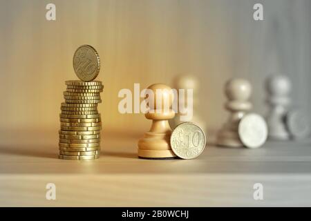 Schachfiguren sparen zusammen Geld Stockfoto