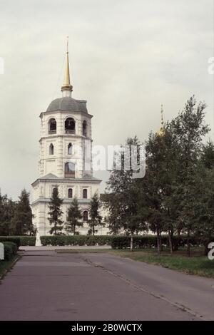 Erlöserkirche (Spasskaja-Kirche) in Irkutsk in Sibirien, Russland. Die orthodoxe Kirche wurde 1706-1710 im sibirischen Stil des Barock erbaut, während der Kirchturm Ende der 1750er Jahre hinzugefügt wurde. Das Foto wurde im August 1996 aufgenommen. Stockfoto