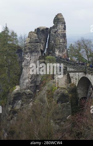 Basteibrücke () Basteibrücke in der Sächsischen Schweiz (Sächsische Schweiz) in Sachsen, Deutschland. Berg Lilienstein (415 m) ist im Hintergrund zu sehen. Stockfoto