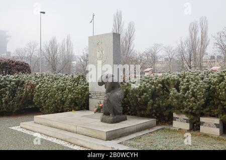 Bulgarisches Kriegsdenkmal auf dem Friedhof Olšany in Prag, Tschechien. Bulgarische Soldaten und Offiziere, die bei den Kämpfen um die Tschechoslowakei im Mai 1945 gefallen waren, sind hier begraben. Stockfoto