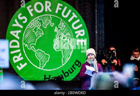 Hamburg, Deutschland. Februar 2020. Klimaschutzaktivistin Greta Thunberg spricht mit Teilnehmern der Klima-Demonstration freitags für Die Zukunft. Die Aktivisten der Freitag-Zukunft fordern vor den Wahlen in Hamburg Protest. Kredit: Axel Heimken / dpa / Alamy Live News Stockfoto