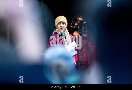 Hamburg, Deutschland. Februar 2020. Klimaschutzaktivistin Greta Thunberg spricht mit Teilnehmern der Klima-Demonstration freitags für Die Zukunft. Die Aktivisten der Freitag-Zukunft fordern vor den Wahlen in Hamburg Protest. Kredit: Axel Heimken / dpa / Alamy Live News Stockfoto