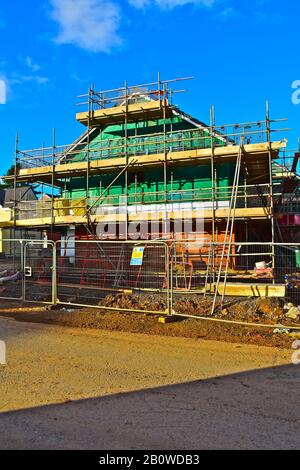 Baustelle der Häuser von Persimmon in Bridgend, S.Wales. Teilweise fertiggestellte, von Gerüsten umgebene Holzhäuser. Stockfoto