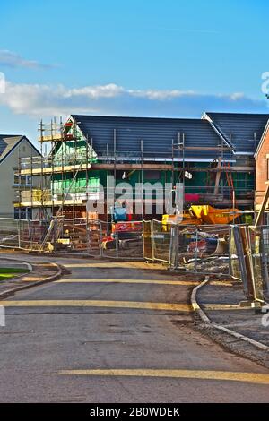 Baustelle der Häuser von Persimmon in Bridgend, S.Wales. Teilweise fertiggestellte, von Gerüsten umgebene Holzhäuser. Stockfoto