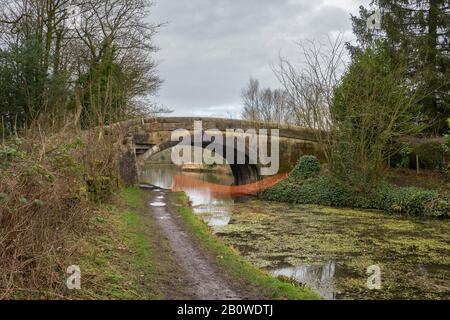 Der Leeds und Liverpool Canal (Main Line - Wigan nach Leeds) ist ein breiter Kanal und ist Teil des Leeds und Liverpool Canal Stockfoto