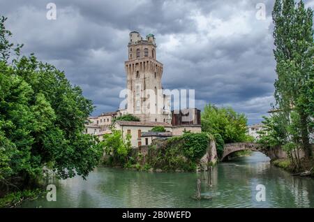 Blick auf den Kanal in Italien. Galileo Astronomical Observatory La Specola Tower in Padova Italien auf blauem Himmel, Padova, Italien Stockfoto