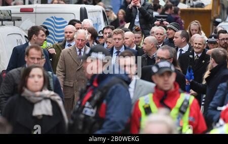 Der Prince of Wales (Mitte links) bei einem Besuch in Pontypridd, Wales, das an schweren Überschwemmungen im zuge von Sturm Dennis litt. Stockfoto