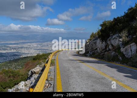 Hymettus (ymittos) Mountain Road mit gelben Barrieren Stockfoto