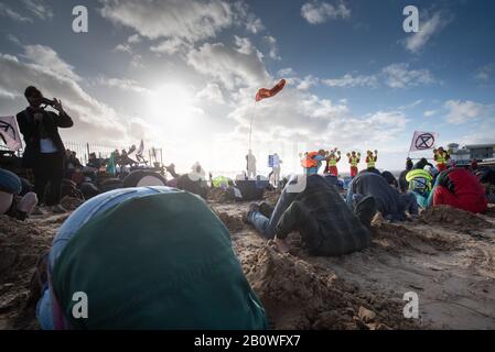 Weston-super-Stute, North Somerset, Großbritannien. Februar 2020. Abgebildet: Mitglieder von Extinction Rebellion und andere Umweltaktivisten inszenieren einen "Kopf Stockfoto