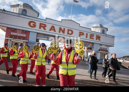 Weston-super-Stute, North Somerset, Großbritannien. Februar 2020. Abgebildet: Demonstranten, die sich als Fluglotsen verkleidet haben, marschieren an Weston-super-Mares Gran vorbei Stockfoto