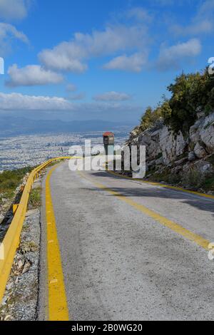 Hymettus (ymittos) Mountain Road mit gelben Barrieren Stockfoto