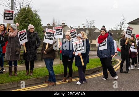 Skibbereen, West Cork, Irland, 21. Februar 2020. West Cork Co Action Services Industrial Professional and Technical Union SIPTU-Mitglieder, die die Picket-Linie zur Unterstützung ihrer Wiederherstellung von Gehaltsvorteilen bemannen. Credit Aphperspektive/ Alamy Live News Stockfoto