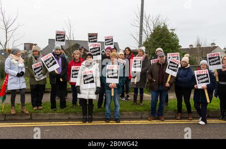 Skibbereen, West Cork, Irland, 21. Februar 2020. West Cork Co Action Services Industrial Professional and Technical Union SIPTU-Mitglieder, die die Picket-Linie zur Unterstützung ihrer Wiederherstellung von Gehaltsvorteilen bemannen. Credit Aphperspektive/ Alamy Live News Stockfoto