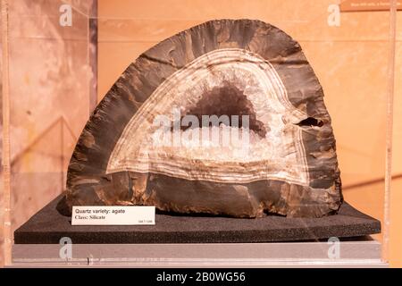 Geologische Museumsausstellung, Quarzvarietät Agat, Klasse Silikat Stockfoto