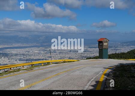 Hymettus (ymittos) Mountain Road mit gelben Barrieren Stockfoto