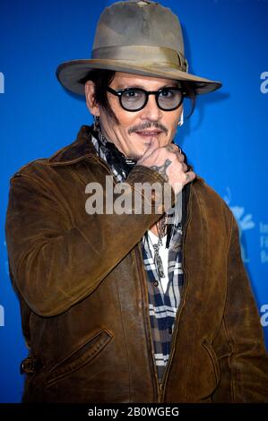 Berlin, Deutschland. Februar 2020. Johnny Depp während der "Minamata"-Fotocall beim 70. Internationalen Filmfestival Berlin/Berlinale 2020 im Hotel Grand Hyatt am 21. Februar 2020 in Berlin, Deutschland. Kredit: Geisler-Fotopress GmbH / Alamy Live News Stockfoto