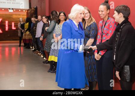 HRH Camilla, Duchess of Cornwall trifft sich mit Theatermitarbeitern beim Besuch des Kiln Theatre in Brent, London, England. Stockfoto