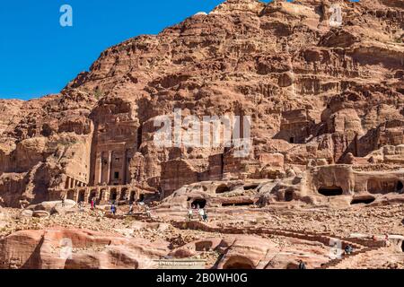 Petra, JORDANIEN - 30. JANUAR 2020: Gräber, die man beim gehen der Kulissen sehen konnte Strasse der Fassaden, waren Hunderte von Jahren entstanden. Petra komplexe Touristenattraktion, Haschemite Königreich Jordanien Stockfoto