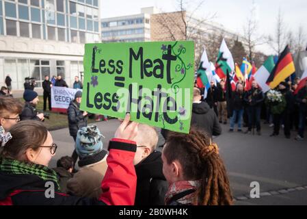 Februar 2020. Dresden, Sachsen, Deutschland. Abgebildet: Ein Antifaschist hält vor den rechtsextremen Gruppen ein Plakat auf. / Rechtsextreme Gruppen bilden sich zusammen Stockfoto