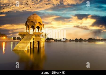 Chattri Kuppel mit Schritte Schuß bei Dämmerung mit Reflexionen an Gadi Sagar See Jaisalmer Stockfoto