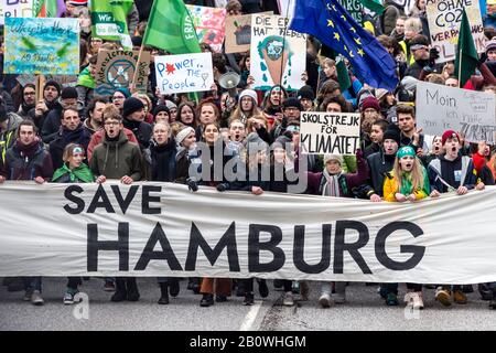 Hamburg, Deutschland. Februar 2020. Die Klimaaktivistin Greta Thunberg marschiert freitags in Hamburg wegen Zukünftigen Protestes, der 60.000 Menschen auf sich zog. Credit: Ted Hammond/Alamy Live News Stockfoto