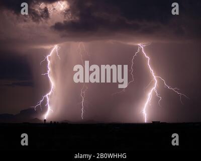 Blitzschlag in den Gila Bend Mountains während des Arizona Monsoon 2006. Stockfoto