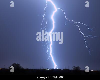 Ein massiver Blitz, der während der Saison 2009 in Monsoon hinter einem Haus in Arlington Arizona auffällt. Dieser Bolzen schlug weniger als 1000 Fuß von meiner Loca ab Stockfoto