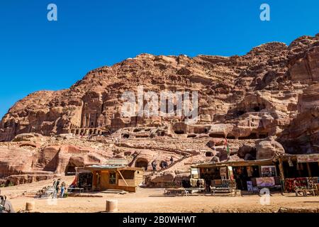 Petra, JORDANIEN - 30. JANUAR 2020: Gräber, die man beim gehen der Kulissen sehen konnte Strasse der Fassaden, waren Hunderte von Jahren entstanden. Petra komplexe Touristenattraktion, Haschemite Königreich Jordanien Stockfoto