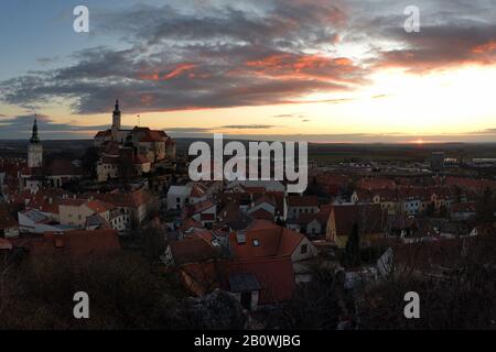 Mikulov, Tschechien. Februar 2020. Sonnenuntergang über Mikulov, Altstadt und Schloss Mikulov, Südmährische Region, Tschechien, Europa. Die Stadt Mikulov ist Teil der historischen Region Mähren, die direkt an der Grenze zu Oberösterreich liegt. Mikulov liegt zwischen der Hügellandschaft Pavlovske vrchy und dem Rand der Mikulov-Hochländer, die sich bis zum Fluss Thaya und den drei Nove-Mlyny-Reservoirs erstreckt. Credit: Slavek Ruta/ZUMA Wire/Alamy Live News Stockfoto