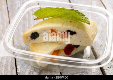 Hüttenkäse mit Rosinen, hilfreiches Frühstück im Lebensmittelbehälter Stockfoto