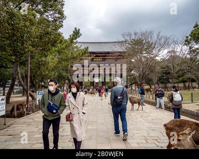 Japanische Touristen und Schüler tragen Schutzmasken im Schatten des Ausbruchs des Coronavirus. Stockfoto