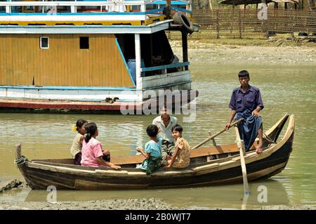 Familie auf einem Boot in Sittwe, Rakhine State, Myanmar Stockfoto