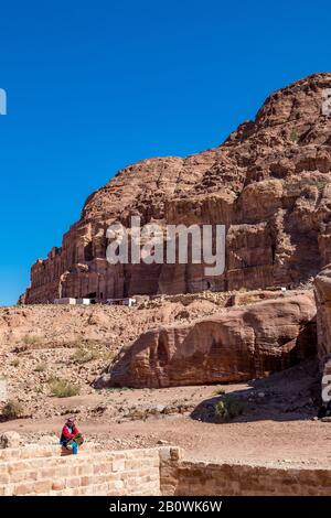 Petra, JORDANIEN - 30. JANUAR 2020: Gräber, die man beim gehen der Kulissen sehen konnte Strasse der Fassaden, waren Hunderte von Jahren entstanden. Petra komplexe Touristenattraktion, Haschemite Königreich Jordanien Stockfoto