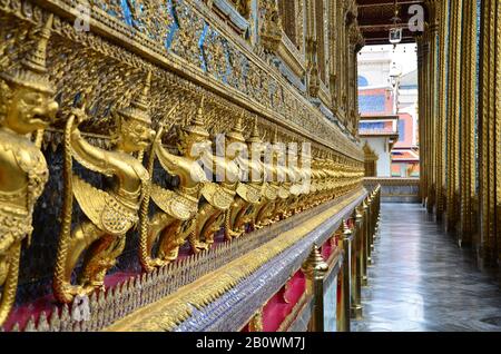 Garuda-Figuren im Tempel des Smaragd-Buddha Wat Phra Kaeo, Grand Palace, Bangkok, Thailand, Südost-Asien Stockfoto