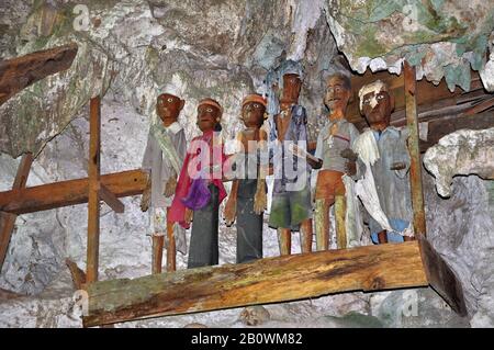 Geschnitzte Tau Tau Ahnenfiguren aus dem Volk der Toraja in Höhlengraft, Bild des Verstorbenen, Londa, Rantepao, Toraja-Hochland, Tana Toraja, Sulawesi, Indonesien, Südostasien Stockfoto