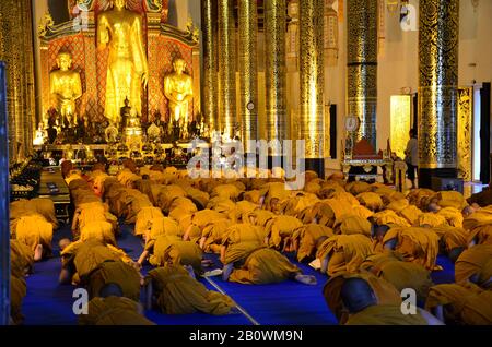 Buddhistische Mönch beim Beten, Tempelkomplex Wat Phra Singh, Chiang Mai, Thailand, Südostasien Stockfoto