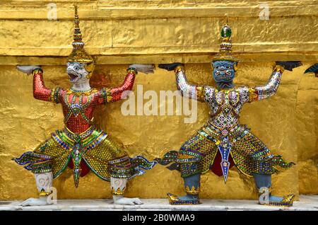 Caryatid Skulpturen vor Gold Chedi im Tempel des Smaragd-Buddha Wat Phra Kaeo, Grand Palace, Bangkok, Thailand, Südost-Asien Stockfoto