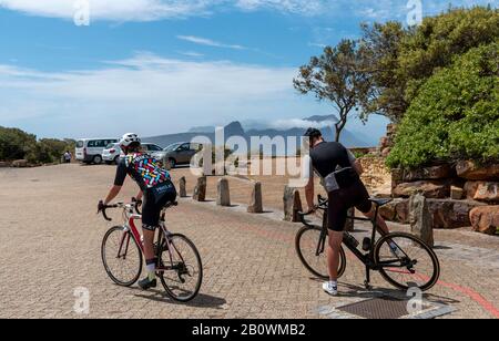 Cape Point, Table Mountain National Park, Südafrika. Dezember 2019. Radfahrer fahren auf einer Radtour durch den Tisch vom Parkplatz am Cape Point ab Stockfoto