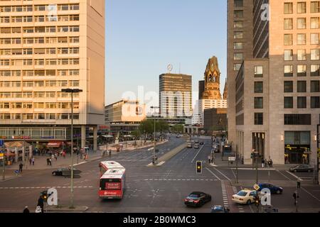 Bahnhof Zoo, Blick auf Hardenbergstraße / Joachim-staler Straße, im Rücken Bikini Berlin, Europe Center, Gedächtniskirche, Charlottenburg, Berlin, Deutschland, Europa Stockfoto