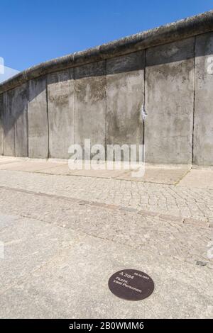 Gedenkplakette an der Gedenkstätte Berliner Mauer, Bernauer Straße, Hochzeitsgrenze, Berlin Mitte, Deutschland, Europa Stockfoto