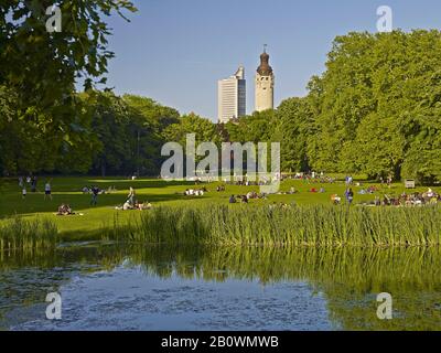 Johannapark mit Blick auf die Innenstadt am Wolkenkratzer und Rathausturm in Leipzig, Sachsen, Deutschland, Europa Stockfoto