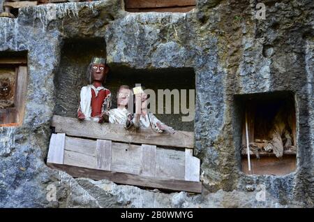 Geschnitzte Tau Tau Ahnenfiguren aus dem Volk der Toraja in Felsgraft, Bild des Verstorbenen, Lemo, Rantepao, Toraja-Hochland, Tana Toraja, Sulawesi, Indonesien, Südostasien Stockfoto