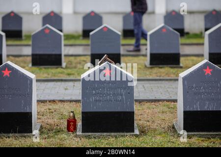 Bukarest, Rumänien - 21. Februar 2020: Gräber auf dem Friedhof der Roten Armee in Bukarest während eines kalten und regnerischen Wintertags. Stockfoto