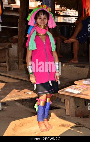 Padaung-Frau aus dem Stamm der Karen mit traditionellen Halsketten, Thailand, Südost-Asien Stockfoto